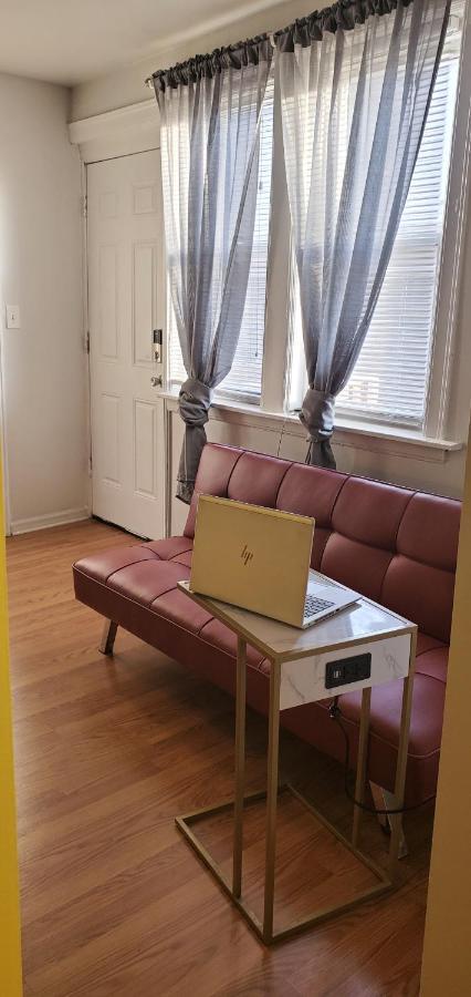 Cozy 1 Bedroom, 1 Min From Irving Park Blue Line, Free Parking Chicago Bagian luar foto